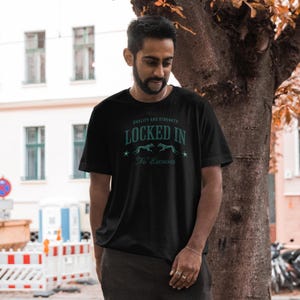 Locked In T-Shirt – Keine Ausreden Shirt – Fitness Motivation – Qualität und Stärke Shirt – Discipline Over Comfort – Mentales Robustheits-Kleid