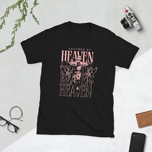 Camiseta &quot;Tocado por el Cielo&quot;: Jesús en la Cruz, Ángel Cristiano, Ropa Atrevida con Fe, Ropa Inspirada en el Cielo