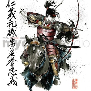 Puede incluir: Una pintura de tinta negra y blanca de un guerrero samurái montando un caballo y apuntando con un arco y una flecha. El guerrero lleva una armadura tradicional y una cinta roja para la cabeza. La pintura está realizada en un estilo japonés tradicional e incluye caligrafía japonesa.