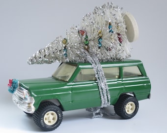 True Vintage Tonka Jeep Christmas Car, 50s Bottlebrush Tree with Glass Garland, 1:12 Dollhouse Tiny Gifts