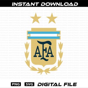 Puede incluir: Archivo digital con el escudo de la selección argentina. El escudo es dorado con detalles en azul y blanco, dos estrellas doradas y las letras "AFA". También están las palabras "DESCARGA INSTANTÁNEA" y "ARCHIVO DIGITAL".