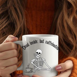 Ontwerp koffiemok spookachtig skelet: gotische schedelkunst (PNG, digitale download SVG)