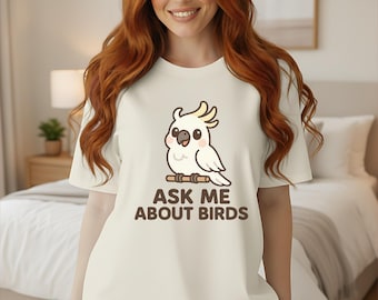 Camiseta Comfort Colors de algodón con estampado de cacatúa y la frase "Pregúntame sobre los pájaros", ideal para amantes de los loros.