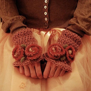 rosy wristlettes CROCHET PATTERN