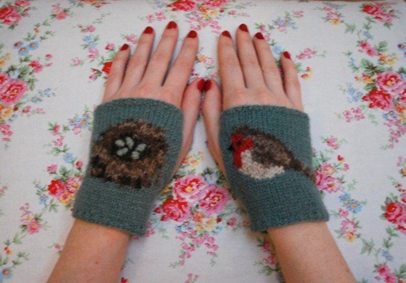 sweet robin wrist-ees KNITTING PATTERN image 1