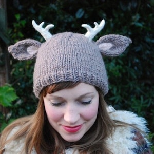 deer with little antlers hat KNITTING PATTERN image 1