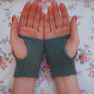 sweet robin wrist-ees KNITTING PATTERN image 5