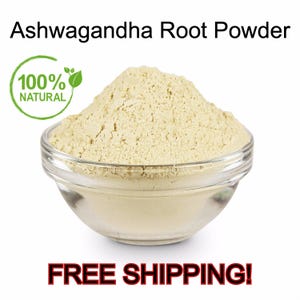 K&ouml;nnte beinhalten: Eine klare Glassch&uuml;ssel gef&uuml;llt mit hellbraunem Ashwagandha-Wurzelpulver. Der Text "Ashwagandha Root Powder" steht oben. Ein gr&uuml;ner Kreis mit den Worten "100% NATURAL" befindet sich links. Der Text "FREE SHIPPING!" steht unten.