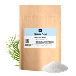 Pode incluir: Um saco de papel castanho com uma etiqueta azul que diz "Ácido Esteárico". Uma pilha de pó branco e granulado está em frente ao saco. A etiqueta indica que o produto é vegan, halal e kosher.