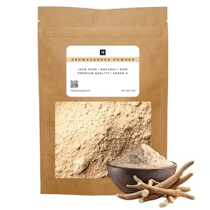 K&ouml;nnte beinhalten: Eine braune Papiert&uuml;te mit Ashwagandha-Pulver und einem wei&szlig;en Etikett. Auf dem Etikett steht "ASHWAGANDHA POWDER" und "100% PURE | NATURAL | RAW PREMIUM QUALITY | GRADE A". Eine Holzschale enth&auml;lt das Pulver, und ein B&uuml;ndel Ashwagandha-Wurzeln liegt neben der Schale.