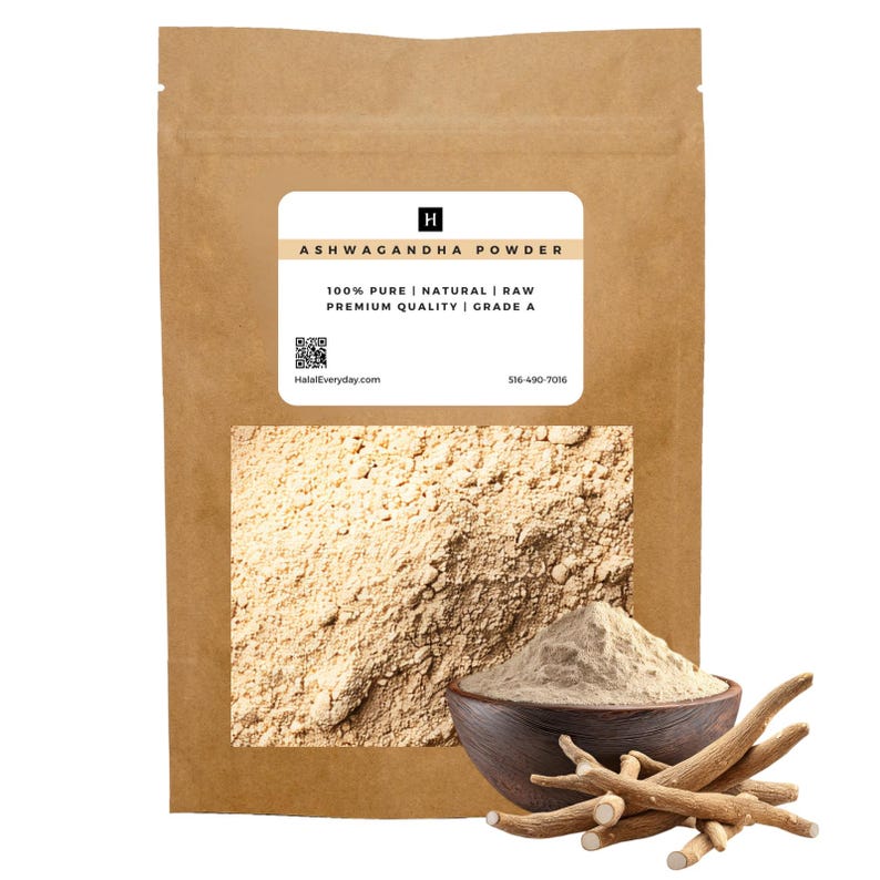 K&ouml;nnte beinhalten: Eine braune Papiert&uuml;te mit Ashwagandha-Pulver und einem wei&szlig;en Etikett. Auf dem Etikett steht "ASHWAGANDHA POWDER" und "100% PURE | NATURAL | RAW PREMIUM QUALITY | GRADE A". Eine Holzschale enth&auml;lt das Pulver, und ein B&uuml;ndel Ashwagandha-Wurzeln liegt neben der Schale.