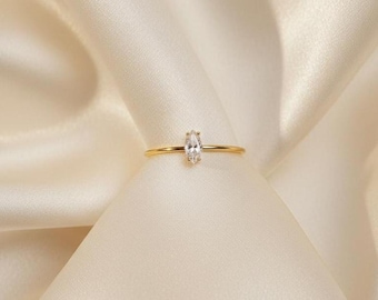 Anillo de moissanita talla marquesa delicado / Anillo de promesa solitario de plata de ley chapado en oro