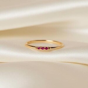 Vergoldeter Sterlingsilber-Rubin-Ring, zierliche stapelbare Band, Juli Birthstone-Schmuck