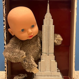 Kaiju Baby Attacks NYC – Surreale Montage – Schaukasten – “Are You My Mothra?“