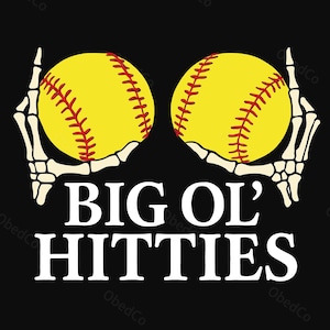 Peut inclure: Graphique noir avec deux balles de softball jaunes avec des coutures rouges, tenues par des mains de squelette blanches. Le texte "BIG OL' HITTIES" est affiché en blanc en dessous.