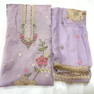 Schwer besticktes Chanderi Seide Salwar Kameez Set | Chiffon Dupatta | Floral gestickter indischer Anzug | Ungenähter Party Wear-Anzug | Hochzeit