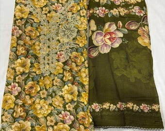 Ensemble kurta ethnique élégant en rayonne vert olive à motifs floraux, avec dupatta en coton et encolure brodée.