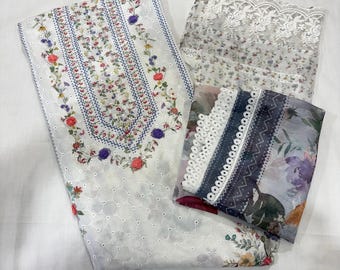 Ensemble salwar kameez indien blanc à motifs floraux Chikankari, composé d'un costume en coton imprimé devant et dos, avec dupatta à motifs floraux et tenue traditionnelle indienne.