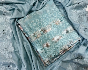 Ensemble salwar kameez élégant de style pakistanais, en rayonne imprimée de fleurs bleu ciel, avec dupatta en coton brodé.