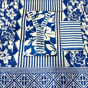 Può includere: Un set di tessuti con stampa floreale blu e bianca. Il set include un top con scollo a V e dettagli di bottoni, un tessuto a righe e un tessuto a fantasia floreale. I tessuti sono un mix di motivi floreali e a righe.