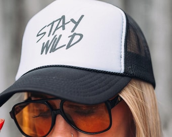 Gorra de camionero Stay Wild - Gorra snapback de malla en azul, rosa o negro - Gorra con cita aventurera - Gorra salvaje y libre para mujer - Gorra bohemia para festivales