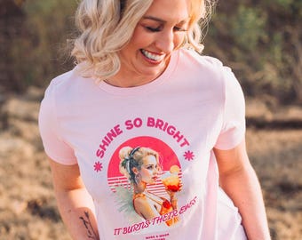 Camiseta estampada "Brilla tan fuerte que les quema los ojos" - Camiseta de algodón empoderadora para mujer - Camiseta estampada rosa - Camiseta atrevida para mujer