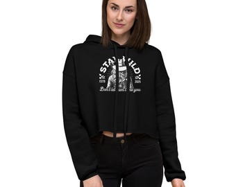 Sudadera corta con capucha estampada Stay Wild: Sudadera que empodera a las vaqueras.