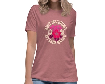 Camiseta "Busy Watering My Own Grass": Camiseta gráfica empoderadora para mujer