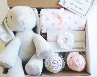 Cadeau babymeisje, kraamcadeau, cadeau voor baby&#39;s. Nieuw babycadeau, geschenkdoos babymeisje, inbakerdoek, romper, hoofdband, speelgoed