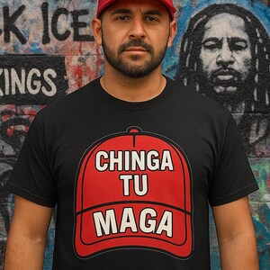 Può includere: Una persona indossa una maglietta nera e un berretto da baseball rosso. La maglietta presenta una grafica rossa di un berretto da baseball con la scritta bianca "CHINGA TU MAGA". Il berretto rosso ha la scritta "CHINGA MARA". Arte di graffiti sullo sfondo.