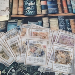 Puede incluir: Una colección de tarjetas rectangulares translúcidas con ilustraciones florales y versículos bíblicos impresos, incluidos Daniel 2:23, Colosenses 4:2, Efesios 4:23, Salmo 107:1 y Lamentaciones 3:22-23, con distintos arreglos florales en cada tarjeta.
