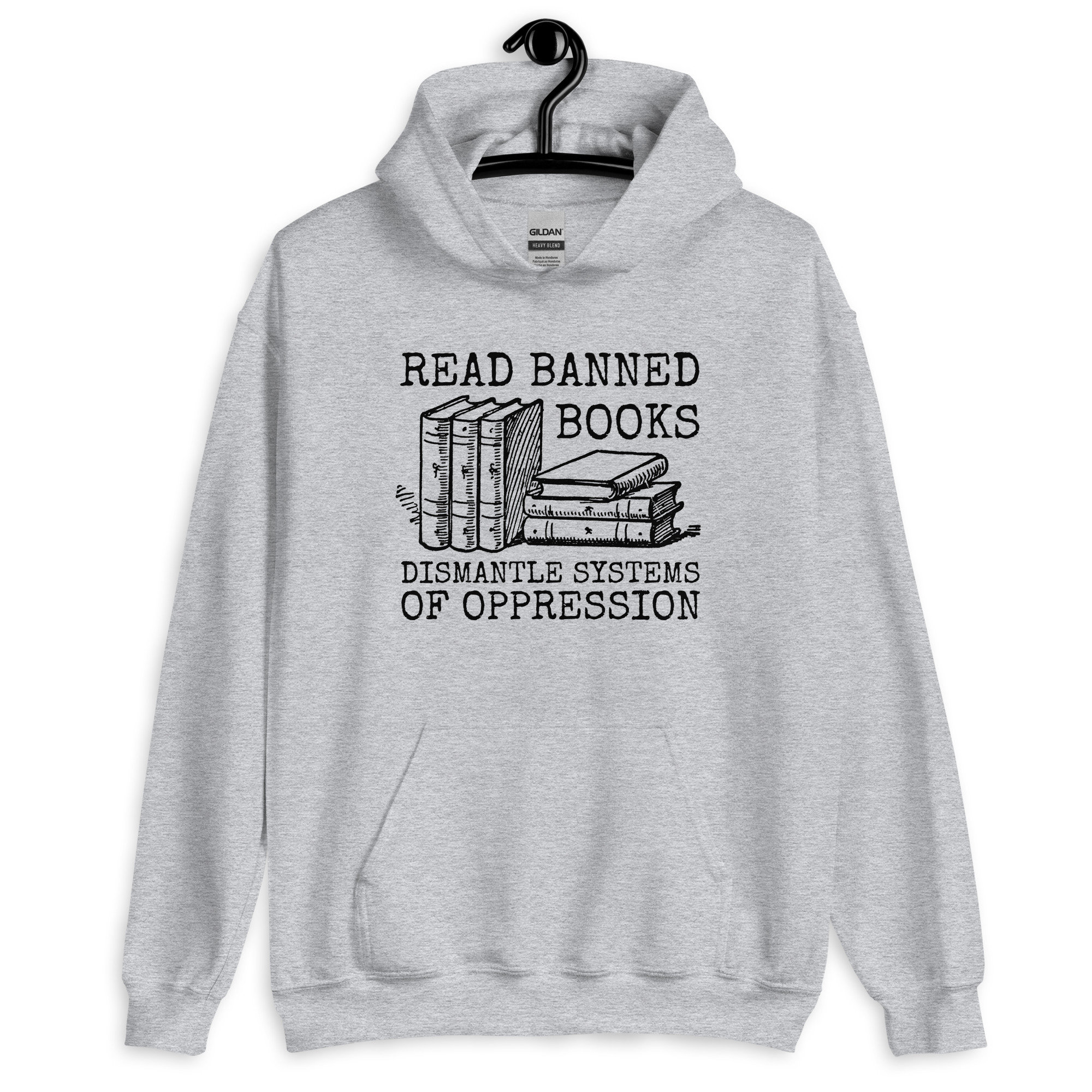 Puede incluir: Sudadera con capucha gris con el texto "Read Banned Books Dismantle Systems of Oppression" y una ilustración en blanco y negro de una pila de libros.