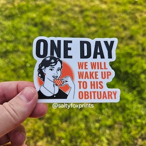 Pode incluir: Etiqueta branca com texto preto que diz "ONE DAY WE WILL WAKE UP TO HIS OBITUARY" e uma ilustra&ccedil;&atilde;o retr&ocirc; de uma mulher bebendo de uma x&iacute;cara de ch&aacute;. A etiqueta tem o texto "@saltyfoxprints" na parte inferior.