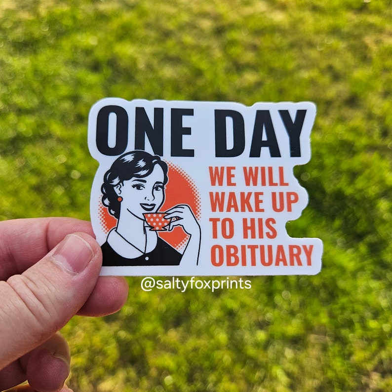 Pode incluir: Etiqueta branca com texto preto que diz "ONE DAY WE WILL WAKE UP TO HIS OBITUARY" e uma ilustra&ccedil;&atilde;o retr&ocirc; de uma mulher bebendo de uma x&iacute;cara de ch&aacute;. A etiqueta tem o texto "@saltyfoxprints" na parte inferior.