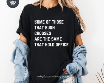 Manche von denen, die Kreuze verbrennen, sind dieselben, die Ämter bekleiden – T-Shirt in den Farben des Widerstands, Anti-Hass-Shirt, Anti-Trumpismus-Shirt