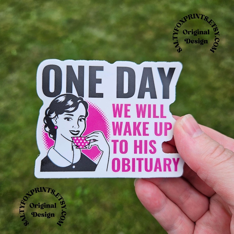 Pode incluir: Etiqueta branca com um design rosa e preto. Uma mulher com um vestido de estilo retro est&aacute; segurando uma x&iacute;cara de ch&aacute;. O texto diz "Um dia n&oacute;s vamos acordar para o seu obitu&aacute;rio."