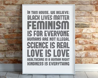 Dans cette maison, nous croyons que la citation libérale est imprimable, en téléchargement numérique, le féminisme est pour tout le monde, aucun humain n'est illégal, affiche politique grise