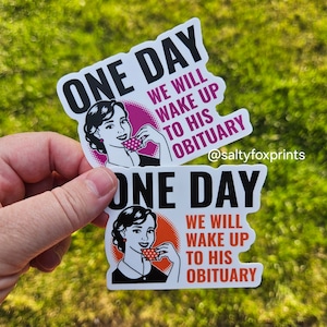 Pode incluir: Dois adesivos brancos com texto preto que diz "One Day We Will Wake Up To His Obituary". Cada adesivo apresenta uma ilustra&ccedil;&atilde;o retr&ocirc; de uma mulher de vestido segurando uma x&iacute;cara de ch&aacute;. O adesivo superior tem um fundo rosa e o adesivo inferior tem um fundo laranja.