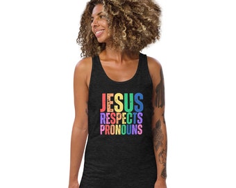 Puede incluir: Un top negro de tirantes con el texto "JESUS RESPECTS PRONOUNS" en colores arcoíris. El texto está en un estilo de fuente desgastado.
