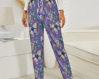 Puede incluir: Pantalones de pijama morados con un estampado de acuarela de mariposas y lavanda. Los pantalones tienen cintura con cordón y un corte holgado. Las mariposas son en tonos azules, morados y amarillos. La lavanda es verde y morada.