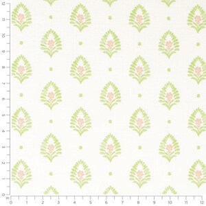 K&ouml;nnte beinhalten: Off-white Stoff mit einem sich wiederholenden Muster aus stilisierten gr&uuml;nen Bl&auml;ttern und pfirsichfarbenen floralen Elementen. Das Design ist gleichm&auml;&szlig;ig verteilt, mit kleinen Punkten zwischen den gr&ouml;&szlig;eren Motiven. Ma&szlig;e in Zoll.