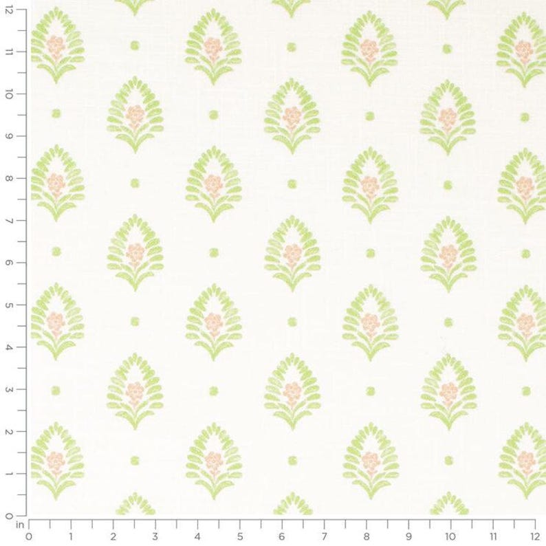 K&ouml;nnte beinhalten: Off-white Stoff mit einem sich wiederholenden Muster aus stilisierten gr&uuml;nen Bl&auml;ttern und pfirsichfarbenen floralen Elementen. Das Design ist gleichm&auml;&szlig;ig verteilt, mit kleinen Punkten zwischen den gr&ouml;&szlig;eren Motiven. Ma&szlig;e in Zoll.