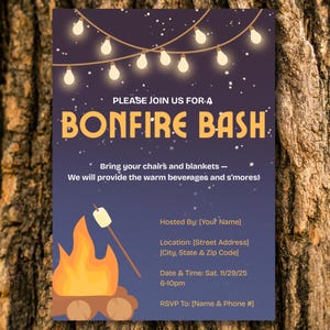 Könnte beinhalten: Einladung zur Bonfire Bash mit dunkelblauem Hintergrund und Sternenhimmel-Design. Die Einladung enthält Text, eine Lagerfeuergrafik und Lichterketten. Der Text lautet "Bitte nehmen Sie an einer Bonfire Bash teil".