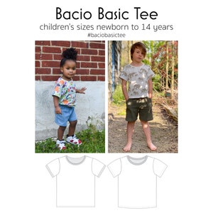Op de afbeelding: Twee kinderen dragen basic t-shirts. De t-shirts zijn wit en hebben een ronde hals en korte mouwen. De tekst "Bacio Basic Tee" en "children's sizes newborn to 14 years" staat boven de afbeelding. De hashtag #baciobasictee staat onder de tekst.