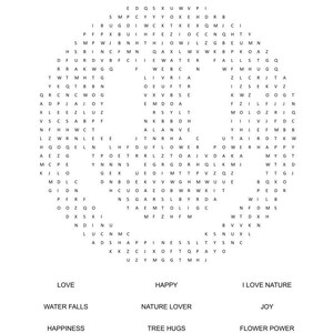 Peut inclure: Un jeu de recherche de mots avec l'expression "SMILE WE LOVE YOU" en haut. Le puzzle contient des mots comme "LOVE", "HAPPY", "JOY" et "FLOWER POWER". L'image est en noir et blanc.