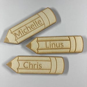 Personalisierte Platzkarte Einschulung– Namensschild aus Holz in Bleistiftform– Deko Schulanfang–Geschenk zur Einschulung– Tischkarte Gravur