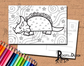 Peut inclure: Page à colorier en noir et blanc représentant un dinosaure tricératops de dessin animé avec une collerette et des pointes. Le dinosaure est entouré d'étoiles et de volutes.