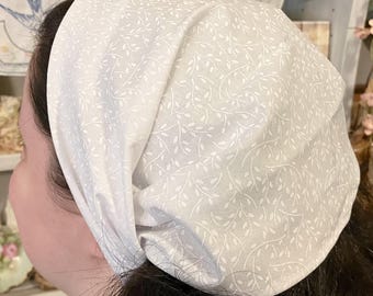 Lenço de cabeça grande com estampa de flores brancas, 100% algodão, com amarras, estilo cottagecore -- Opção com presilha antiderrapante disponível