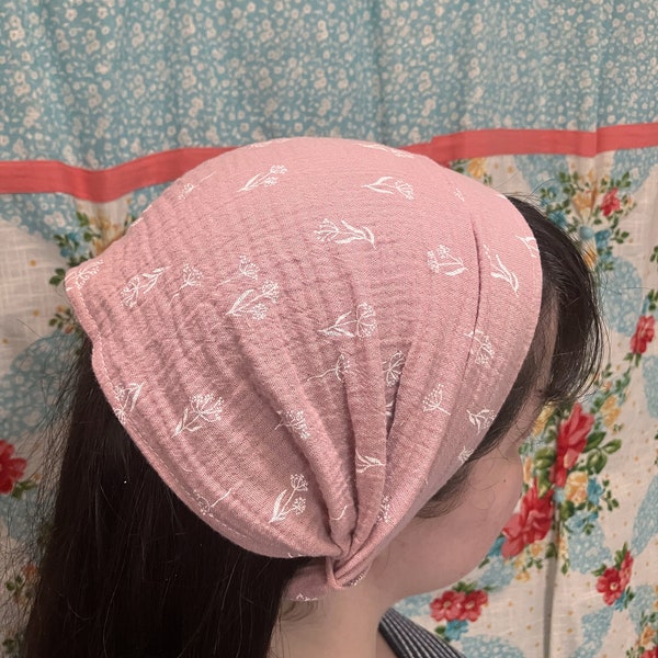 Staubiges rosa geblümtes Kopftuch aus 100 % Baumwolle mit Bändern Cottagecore – Option mit rutschfestem Clip verfügbar