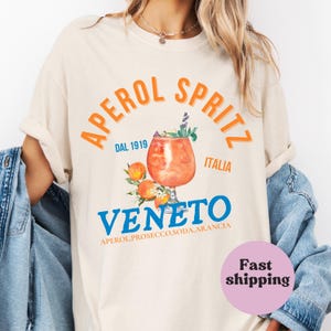 Aperol Spritz Shirt, Komfortfarben, Sommerparty T-Shirt, italienisches Cocktail-T-Shirt, Signature Drink, Retro Bachelorette Shirt für sie, Signature Drink